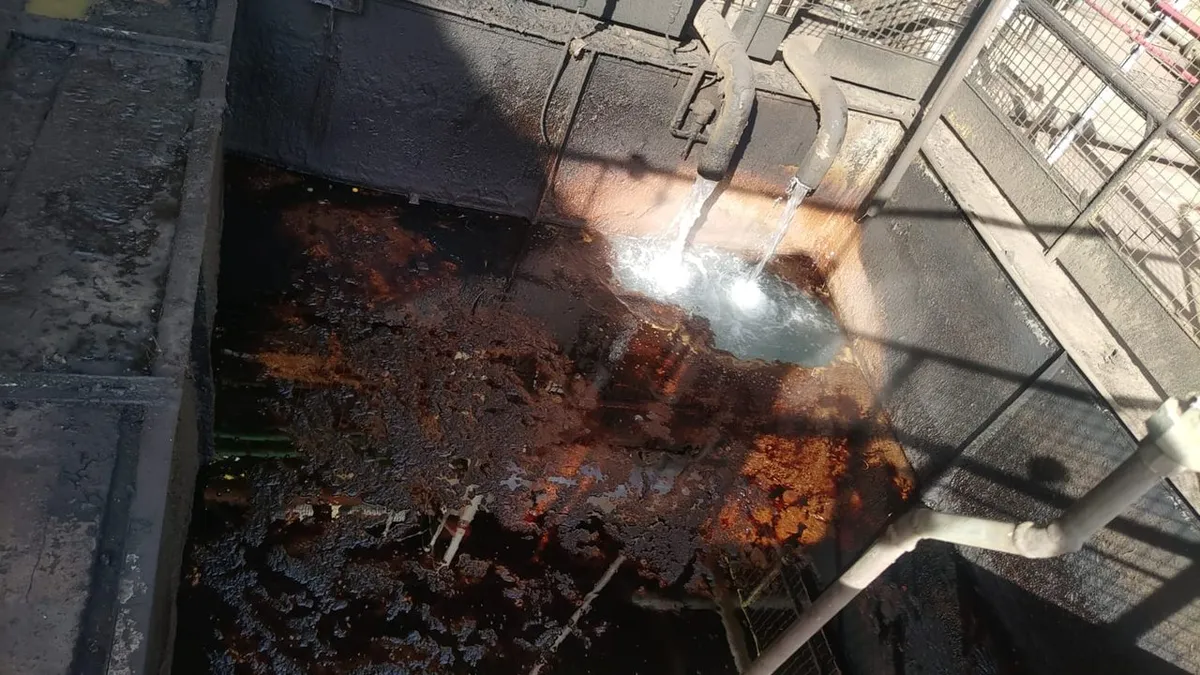 Skimmer de fita TWS-4000 Exp da Tecwag instalado sobre tanque em planta de extração de soja